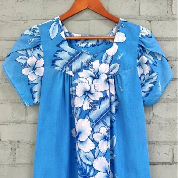 Vintage 1980s Hawaiian print dress. Gorgeous pastel blue with white hibiscus - Picture 4 of 10